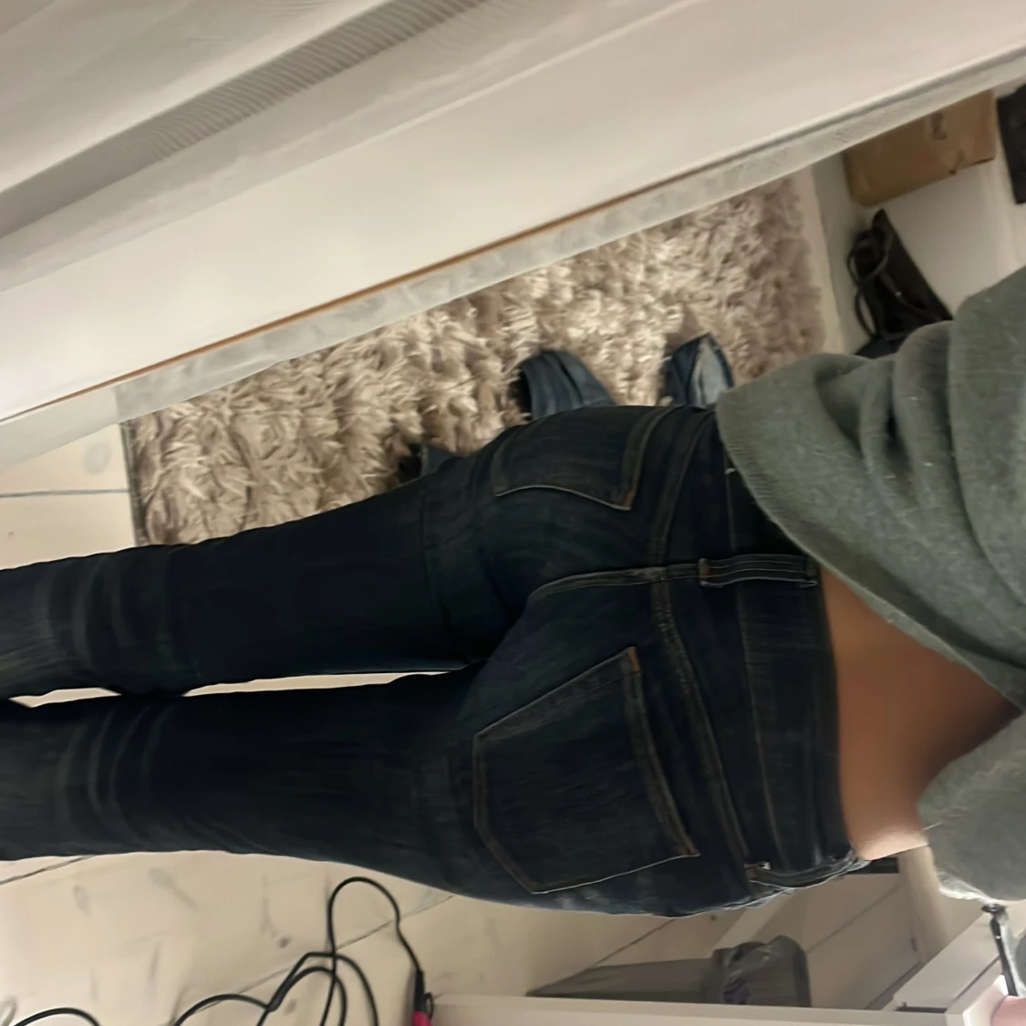 Mörkblå bootcut jeans med slitningar - 1