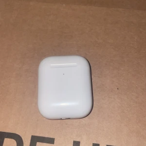 Apple AirPods (2nd generation) - Säljer ett par Apple AirPods (2nd gen) med laddningsetui. Fungerar utmärkt, båda hörlurarna och etuiet är i fint skick med endast minimala spår av användning. Perfekt för trådlös musik och samtal. Laddningsetui och båda hörlurar ingår. Bara i sthlm⚠️