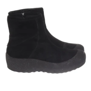 Curlingkängor i Bally modell från Pace - En tidlös klassiker! Snygga Curlingkängor från Pace i svart äkta mockaskinn. Ordentligt fodrade vilket gör dig redo för flera kalla år framöver. 