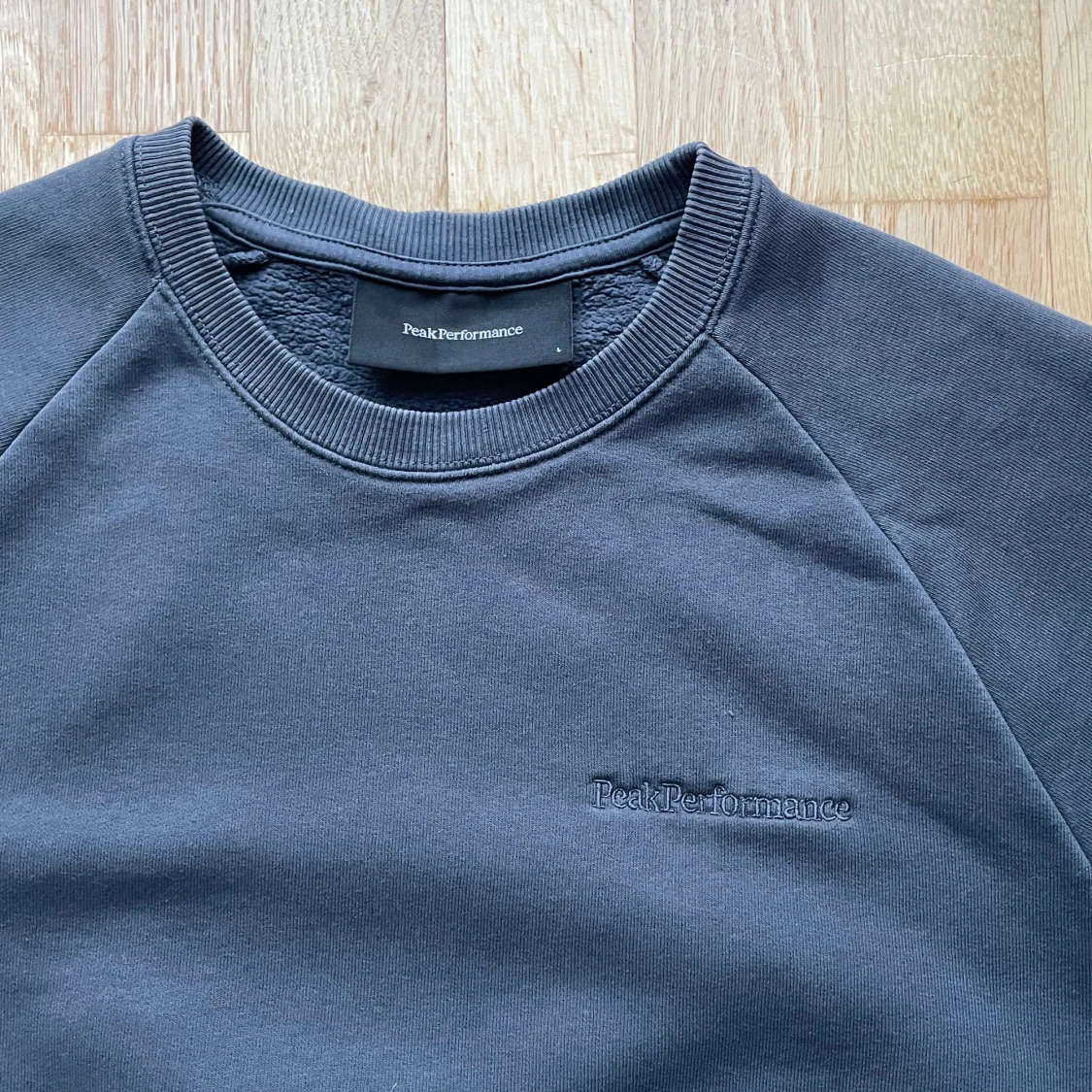 Mörkblå Peak Performance sweatshirt - 1