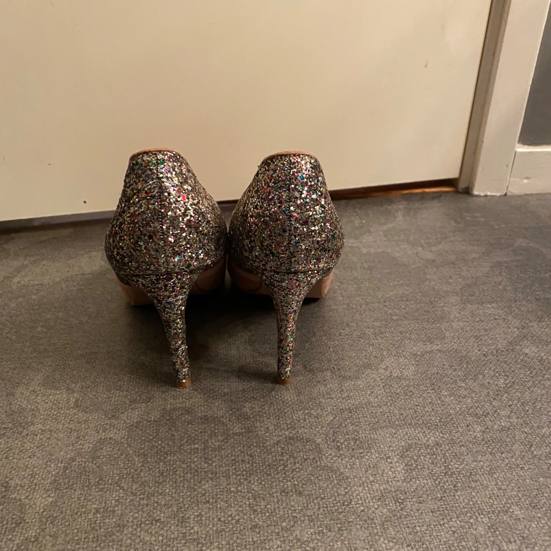 Glittriga pumps med spetsig tå - 2