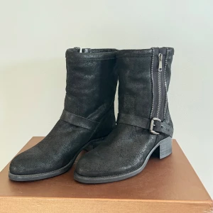 Alice Rodi Nero kängor - Hej! Sälj nu dessa snygga och sällsynta Alice Rodi Nero skor! Storlek 38, Skick 10/10 (helt nya) Nytt pris = 4598 kr Sälj för = 2299 kr! Allt tillkommer vid köp (Låda och dustbag)  