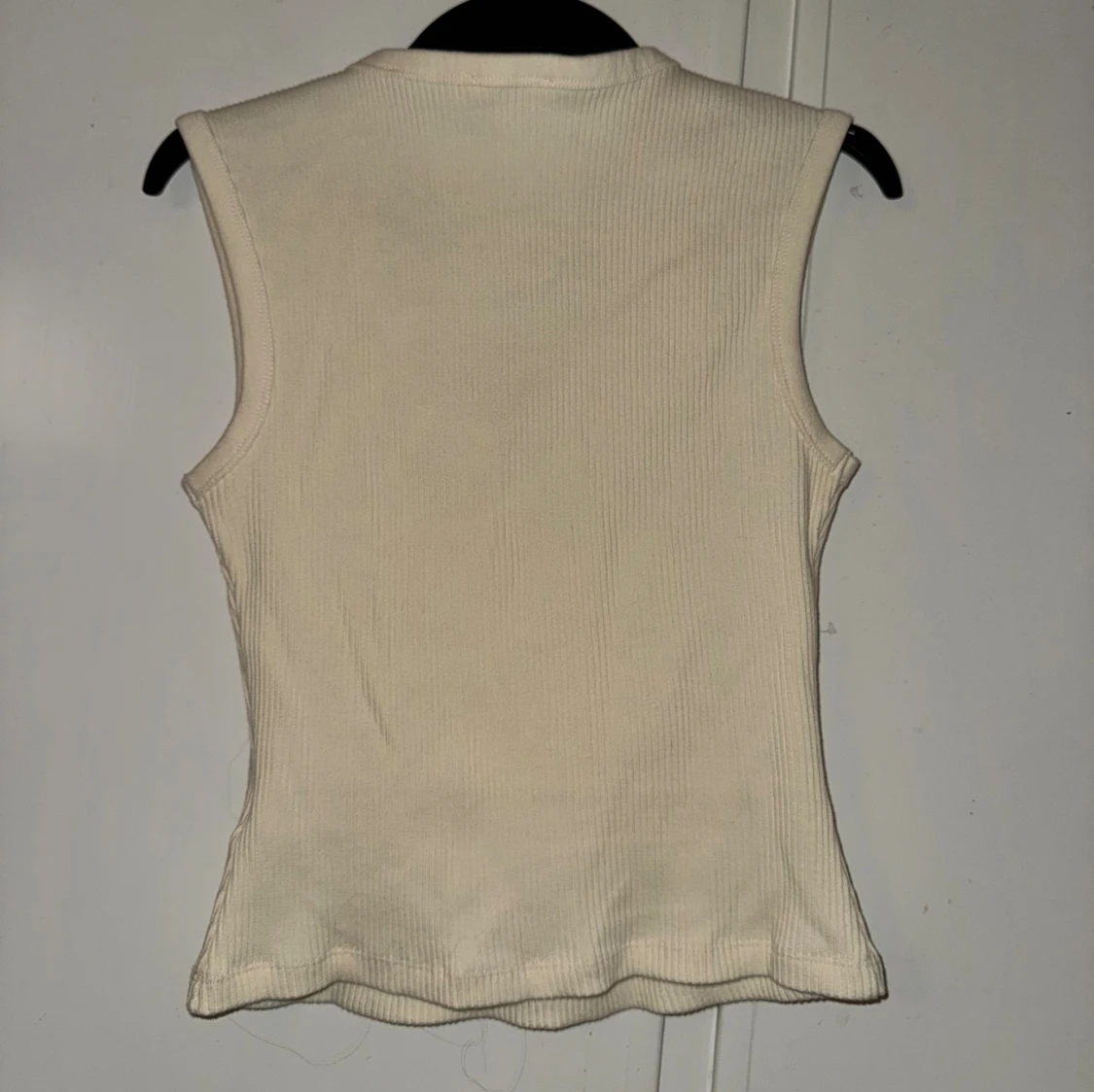 Ribbad vit linnetopp med knappar - 2