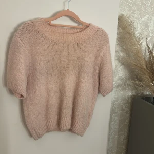 Ljusrosa stickad tröja Gina Tricot - Supermysig ljusrosa stickad tröja från Gina Tricot med korta ärmar och bred ribbad kant vid hals, ärmslut och nederkant❤️priset kan diskuteras! 
