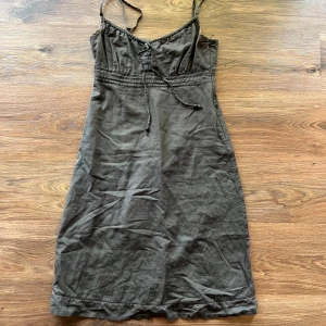 Grön klänning  - Mörkgrön/grå klänning med lite retrovibe💚