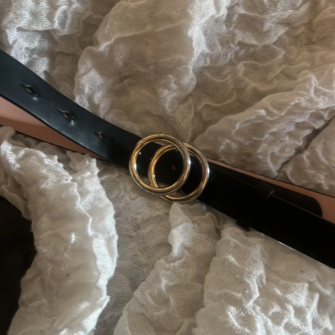 Svart bälte med guld spänne  - 1