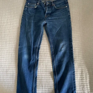 Arket jeans straight fit - Arket jeans i blå denim med raka ben och normal passform. Jeansen har fem fickor, knappgylf och tydliga sömmar. Perfekta för dig som gillar en tidlös och avslappnad stil. Liknar Levis 501
