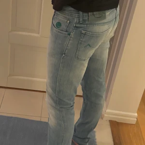 Jacob Cohen jeans - Sjukt snygga blå populära Jacob Cohen jeans i riktigt schysst colorway och storlek w35 (midjemått på 90 cm). Nypris på runt 8000 kr. Skicket är super bra och inga hål eller fläckar. Tveka inte vid minsta fundering!