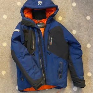 Sail racing jacka - En sail racing jacka som är använd väldigt mycket. Den är fortfarande använd bar då den är jätte jätte varm för vinter. Den är också väldigt snygg. Den var väldigt dyr när vi köpte. Derför är priset ändå helt okej