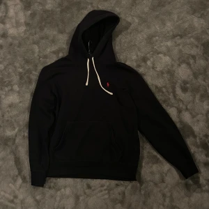 Ralph Lauren Hoodie  - Säljer en riktigt snygg Ralph lauren hoodie i storlek M, riktigt bra skick, inga defekter 