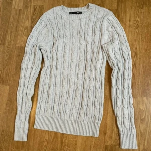 Grå stickad tröja  - Kabel stickad tröja från Lager 157 i storlek S, fint skick