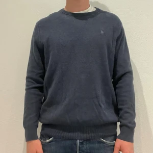 Mörkblå tröja från Polo Ralph Lauren - Ralph Lauren tröja || Storlek M || Modellen på bilden är 170cm och väger 62kg || Tveka inte på att höra av dig vid frågor eller funderingar 