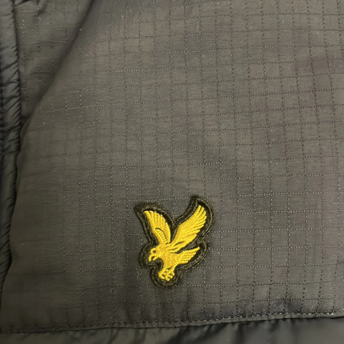 Mörkblå dunväst från Lyle & Scott - 3