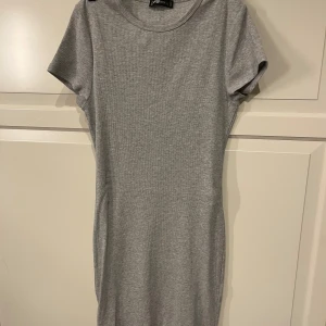 Grå kortklänning  - Söt grå klänning från New Yorker i storlek L. Enkel och bekväm modell som sitter snyggt på kroppen. Använd ca 5 gånger men i mycket fint skick! Perfekt till vardag, skola eller sommardagar ☀️