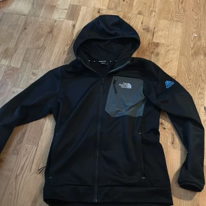 Svart softshelljacka The North Face S - Skit snygg The north face vindjacka, passar nästan hela tiden. Med en fin look, använd 2 gånger