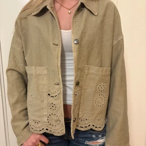 zara jacka med broderade detaljer - zaras grön jeans jacka❤️