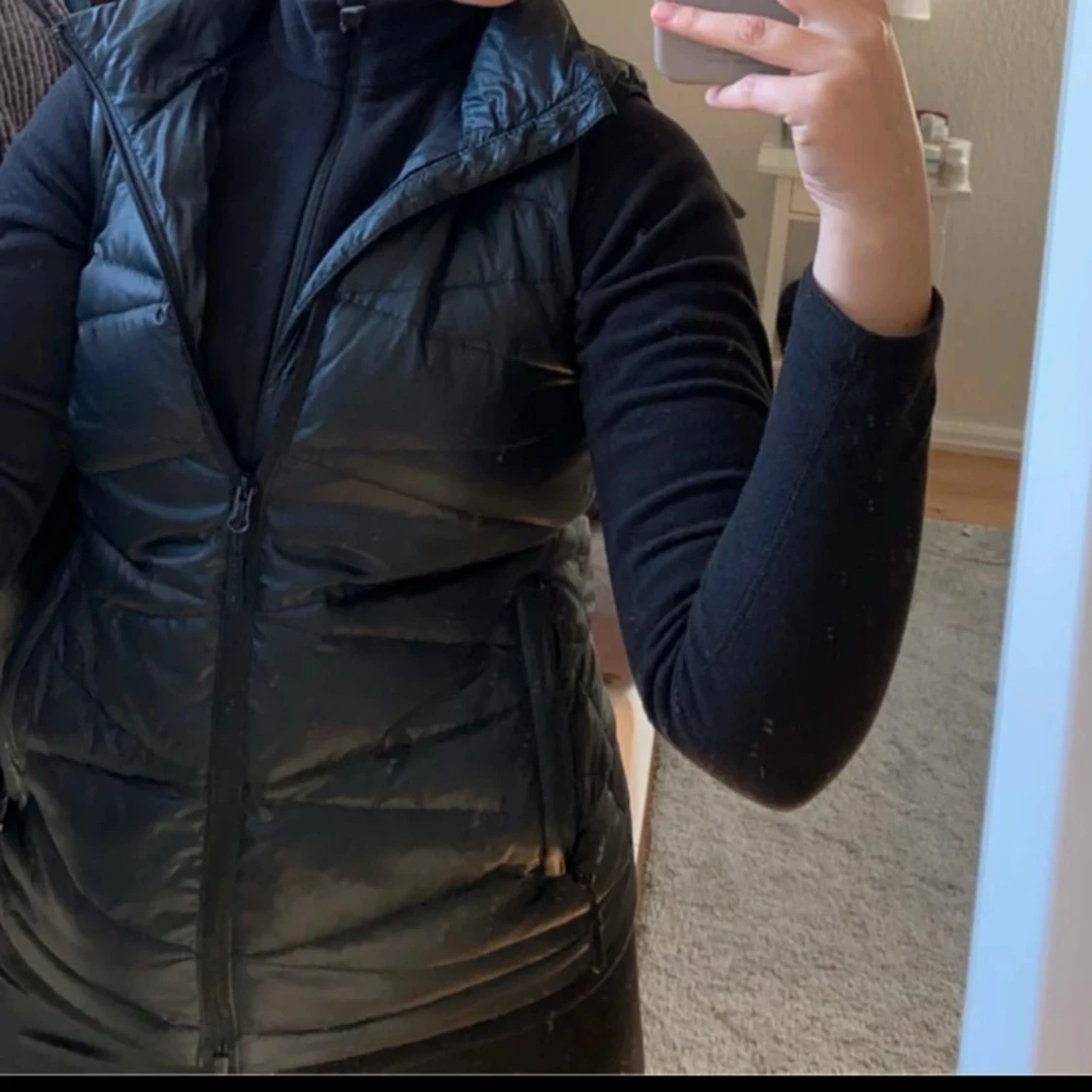 Svart dunväst med dragkedja