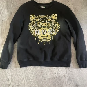 Svart sweatshirt från Kenzo med tiger - Äkta kenzo tröja. Lite använd men är inte trasig eller fläckig. Priset går att diskutera.
