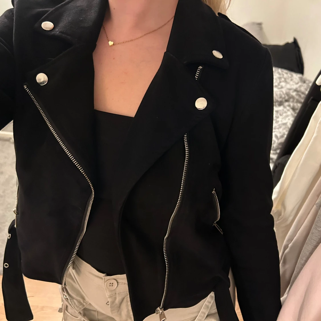 Svart bikerjacka med dragkedjor - 1