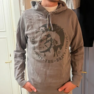 Diesel hoodie - En fin hoodie i nyskick! Ifrån diesel, storlek S men passar en som är M!