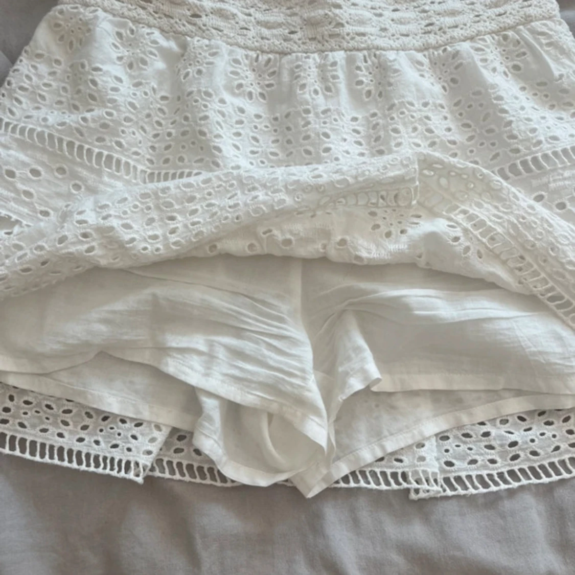 Vit spets kjol med shorts under - 1