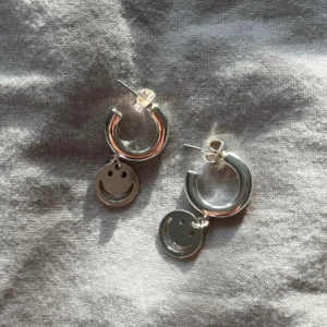 Silver örhängen med smiley - Silver örhängen med smiley