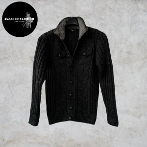 Cardigan/ kofta med pälskrage - Väldigt snygg stickad cardigan i fantastiskt kvalite med pälskrage i storlek L. Skicket är mycket bra då den inte har använts mycket.  Den är väldigt bekväm och sticks inte som vissa cardigans kan göra.                                                         ~                                                                             Vårat pris 695kr |. Hör av dig om du vill ha mått eller har andra frågor. Alla följare får rabatt! Så följ!