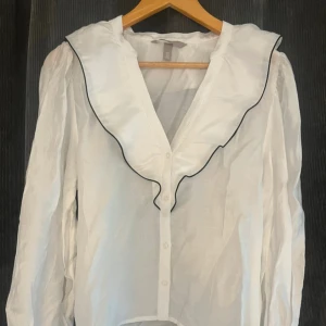 Vit blus med volang - Vit blus med volang, helt ny