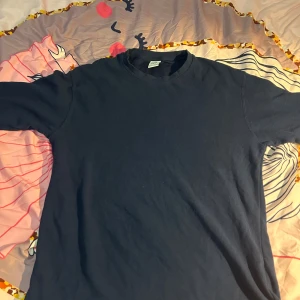 Zara mörkblå stickad tröja  - Säljer denna mörkblåa tröjan från Zara. Den är helt ny aldrig använt den pågrund av att den vart för stor. Jag rekommenderar den starkt. Passar perfekt inför hösten/vintern 