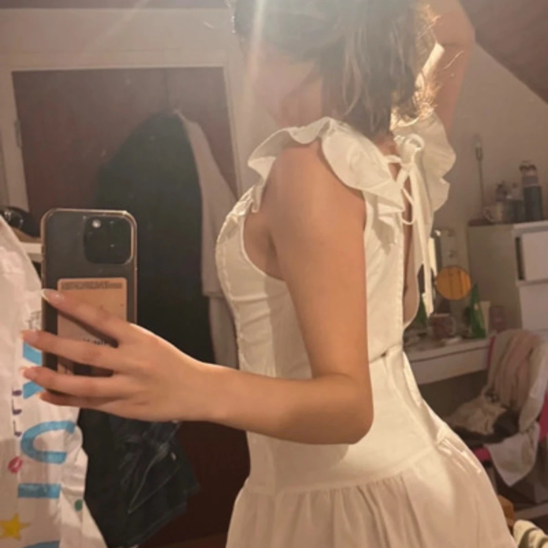 Vit kort klänning med volang och knyt - 1