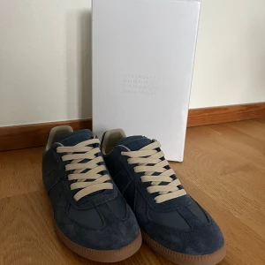 Maison Margiela GATS - Mörkblå - Inga skador, följer med boxen och papper, finns tecken på användning då jag har haft dem länge. Fraktas säkert, snabbt och fint. Vid mer frågor är det bara att skriva! ( nytvättad och har fixat creasen ☺️ BYTEN funkar - Buda på