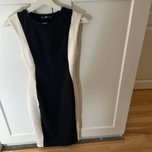 Svartvit ärmlös klänning från Zara - Snygg svartvit klänning från Zara med figurnära passform. 