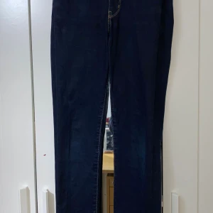 Levi's 712 Slim jeans mörkblå, stl 28 - Allt är som på bilden, längden är 92cm och midjan är 68cm. Jag vet inte riktigt hur mycket storleken är men kan gissa på S eller XS. Meddela gärna om ni vill ha mer information!💕💕