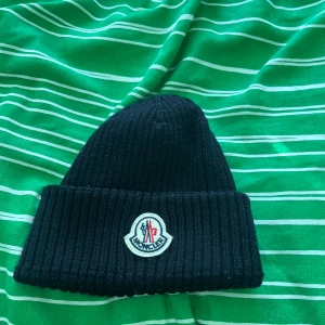 Moncler mössa - Äkta moncler mössa sälj. Perfekt för vintern