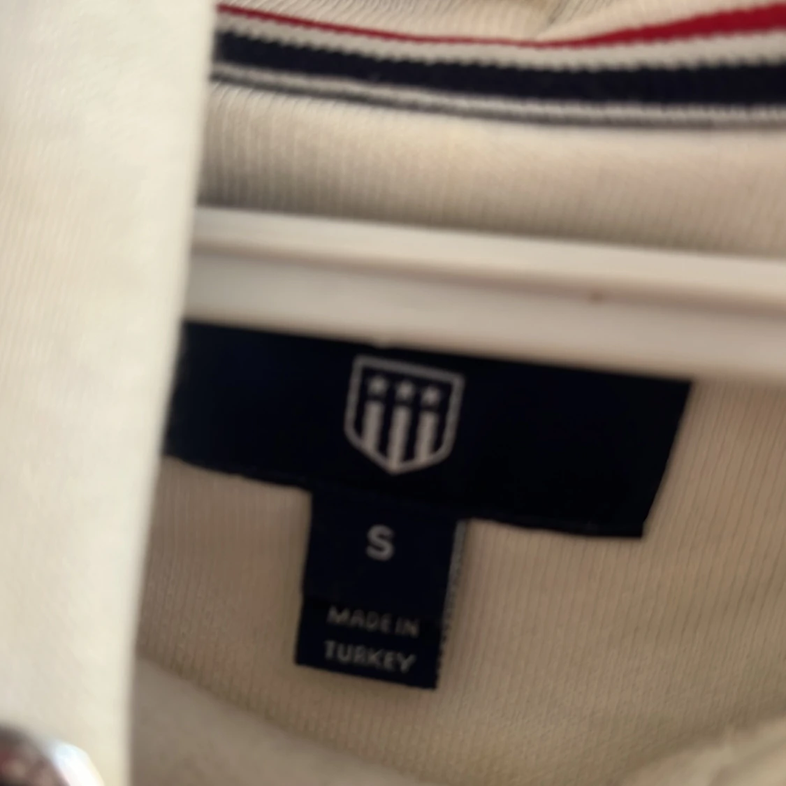 Vit hoodie från Gant med broderad logo - 2