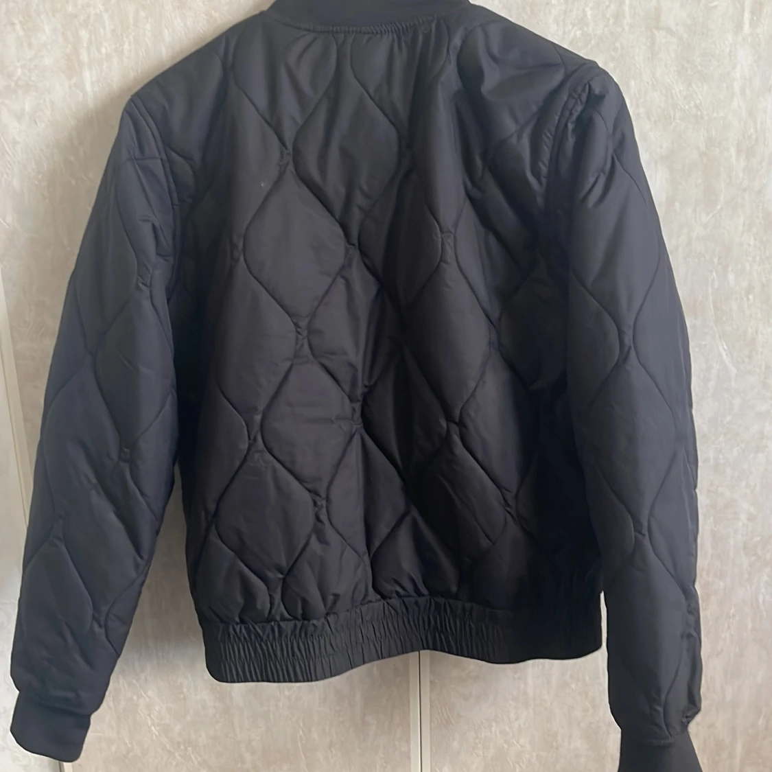 Svart quiltad bomberjacka från Lindex - 1