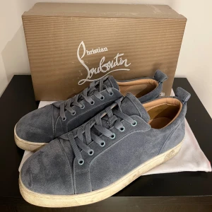 Ljusblå loubs - Säljer dessa feta louboutins | Storlek 45 | Skick 7,5/10 | lätt använda | priset kan diskuteras vid snabb affär | Låda och kvitto finns |skicka dm vid frågor