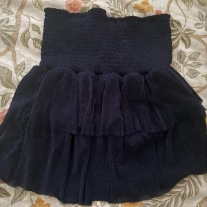 Mörkblå glittrig volangkjol Neo Noir - Supersnygg glittrig kjol från Neo Noir