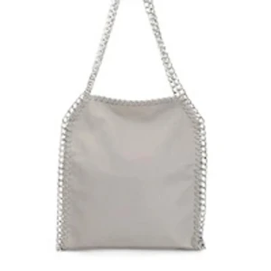 Grå axelväska med kedjedetaljer från Tiamo - Snygg grå axelväska i skinnimitation från Tiamo med grova silverfärgade kedjor som axelrem och runt kanterna. Väskan har en dragkedja på baksidan och ett rymligt svart innerfack med extra ficka. Perfekt för dig som gillar coola detaljer och stilren design. Finns små defekter som jag kan skicka bild på❤️