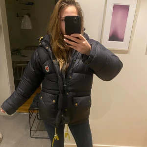 Svart fjällräven jacka  XXXS - Köpt på Vinted i storlek xxxs, förra ägaren ha lagat att hål på armen (bild 3) 