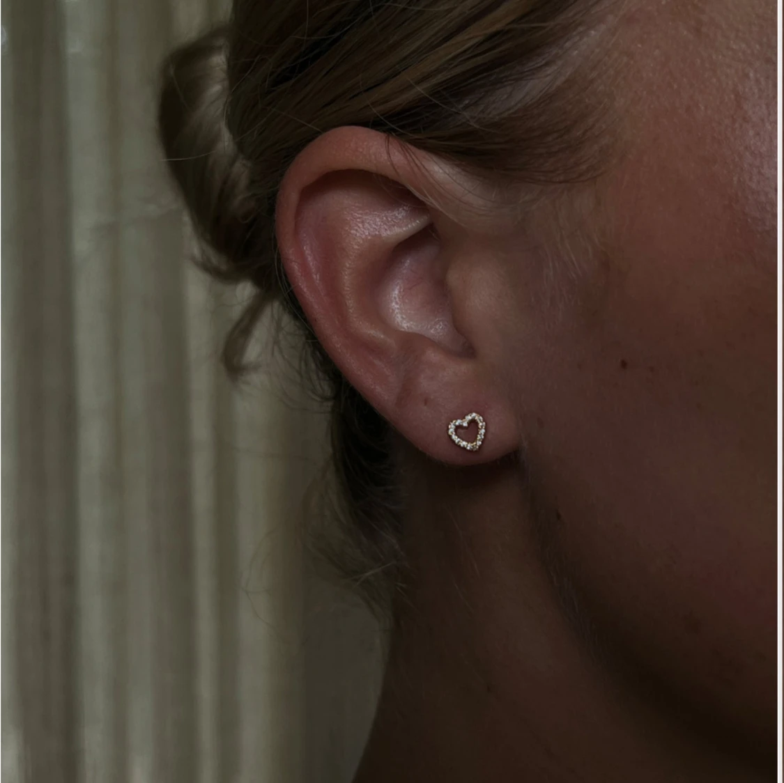 Guldiga hjärtformade örhängen med pärlor från Muli - 1