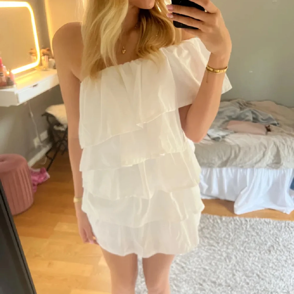 Vit offshoulder volangklänning - 2