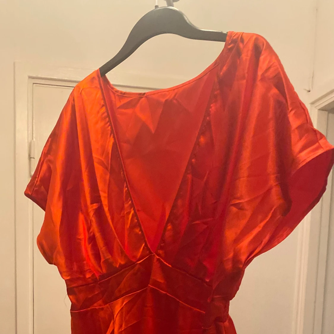 Röd satinklänning med v-ringning toppen  - 4