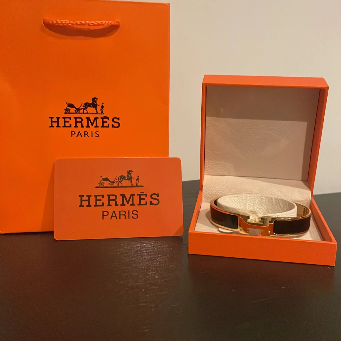 guldarmband med H-detalj 