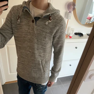 Hoodie med knappar - Sjukt snygg hoodie med knappar och snöre vid halsen! Är i fint skick. Storlek S men passar även Xs. Vid frågor kontakta mig😁🙌