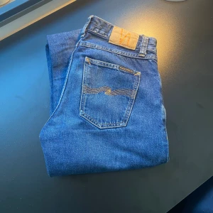 Nudie Jeans - Tjena! Säljer ett par klassiska blå jeans från Nudie Jeans i storlek 28/32. Jeasen köptes förra sommaren men är väl omhändertagna! Skick 9/10, Pris 199kr. Hör av er vid frågor eller funderingar!
