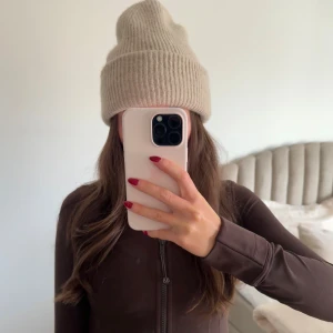 Beige ribbad stickad mössa - Säljer en beige ribbad mössa i stickat material från Zara🥰🥰