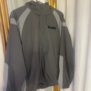 Hoodrich Set - Helt oanvänd pga att den inte passar min man, dock är prislapparna borttagna. Storlek M men kan passa som L. Tracksuiten finns inte kvar att köpa i butik 