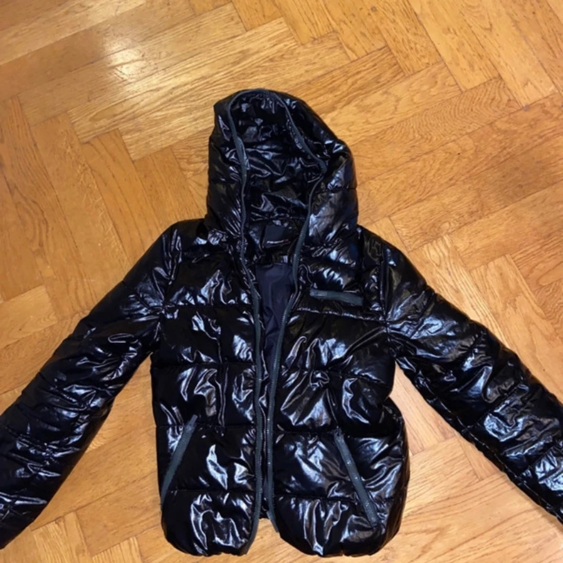 Svart glansig pufferjacka Fishbone XS - 1