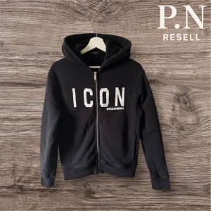 Svart Dsquared2 ICON hoodie - Svart Dsquared2 ICON hoodie. Storlek 16Y/S, pris börjar på 1699men snabb affär kan vi komma över ett bra pris! Skicka ett meddelande om du är sugen. Mvh P.N Resell!!